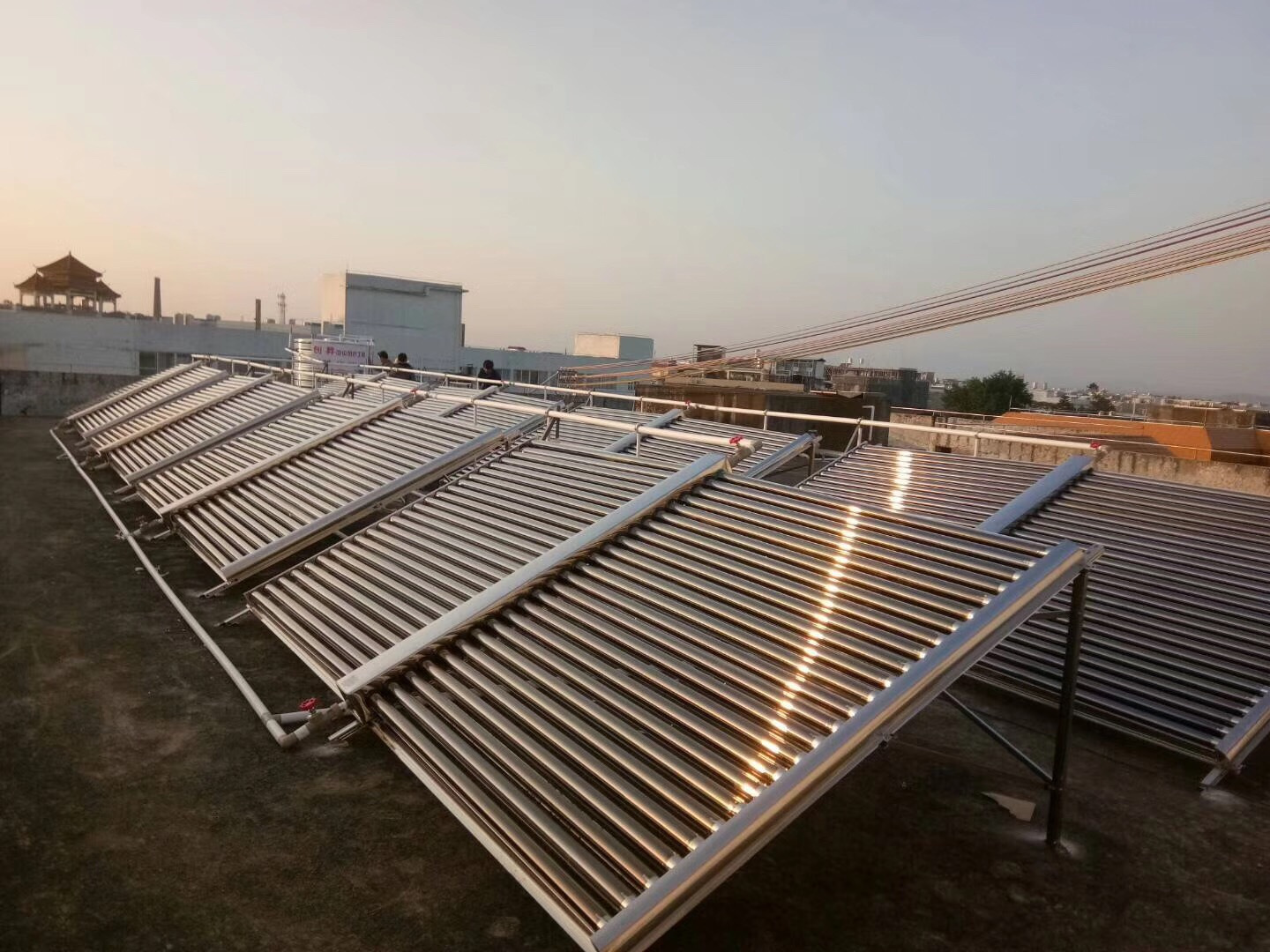 太阳能热水工程系统有哪些组成部分？